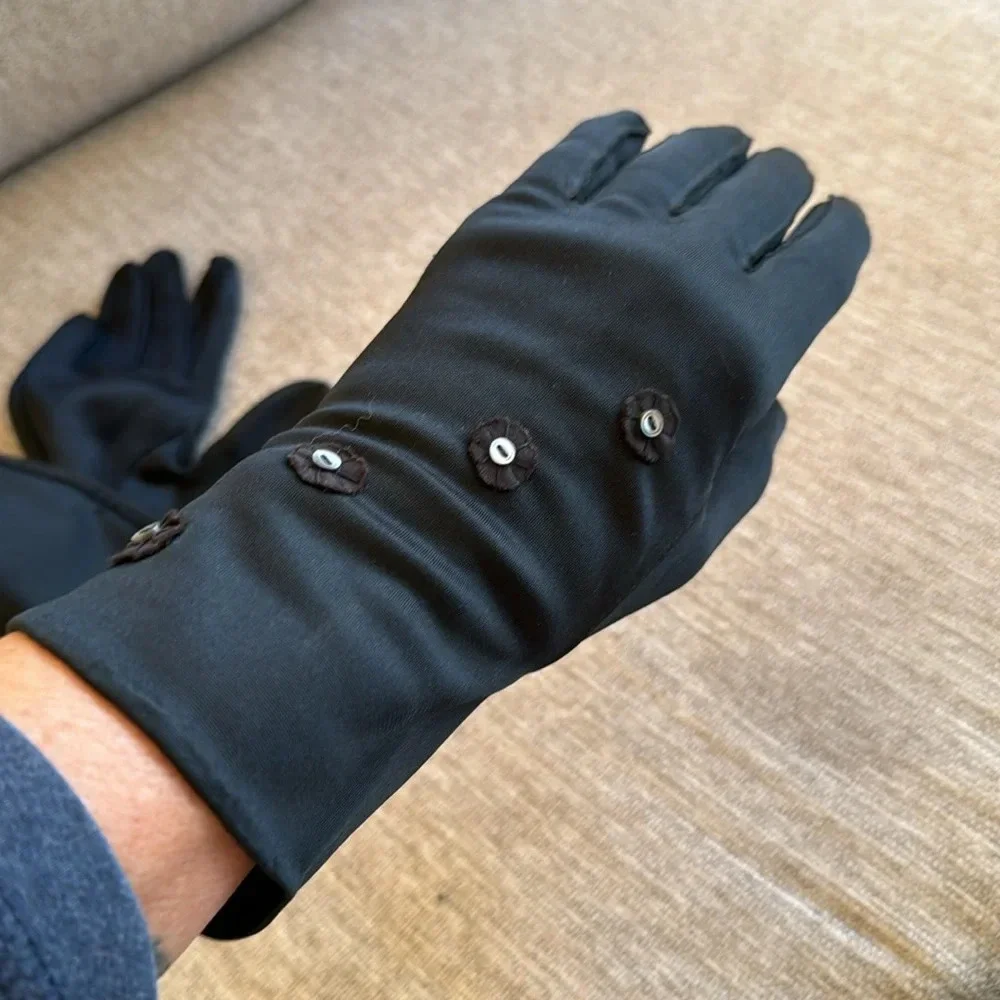 Beautiful pair of vintage black unlined gloves fit like a size medium / large